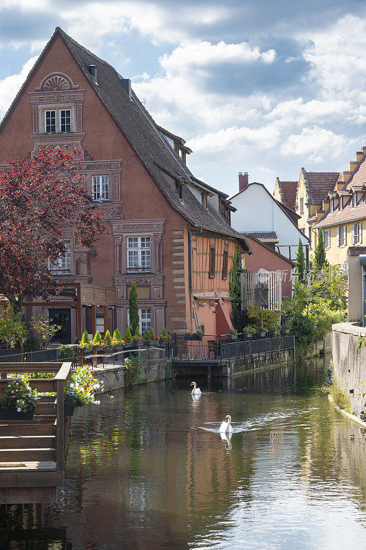 夏日里，法国阿尔萨斯的Colmar La Petite Venise街景